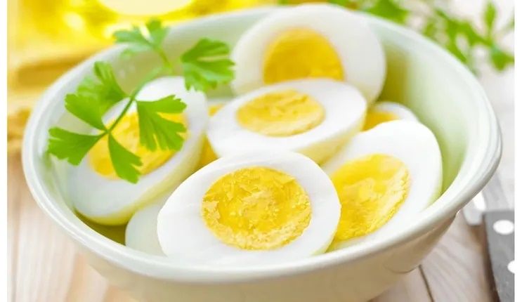 طبيب يكشف عن فوائد البيض وتضمينها في النظام الغذائي وعلاقته بأمراض القلب والأوعية الدموية